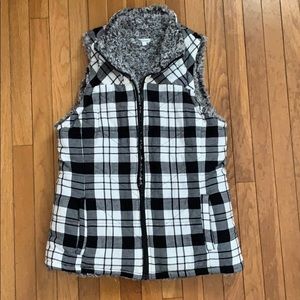 S - Reversible black & white sherpa and plaid vest